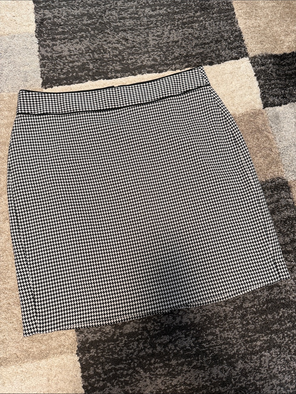 Banana Republic skirt, black / white houndstooth, size 12 EUC!